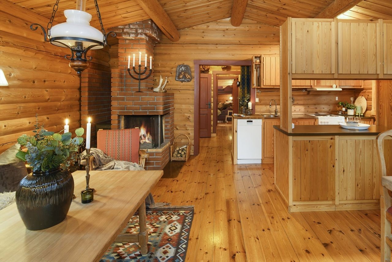 Stua har kjøkkenkrok og åpning ut mot gangen Galleribilde