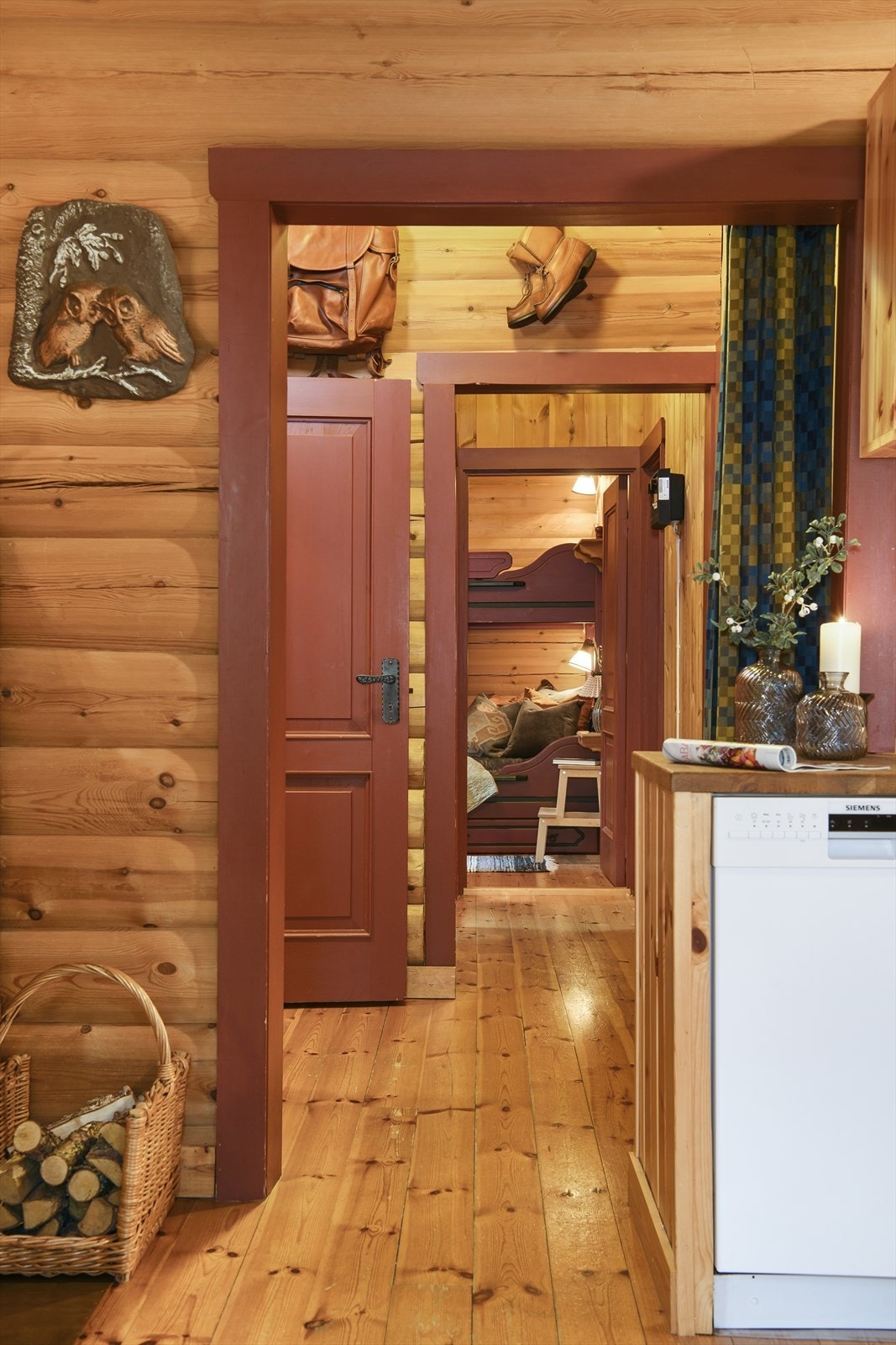 Åpent ut til gangen med adkomst til soverom, bad og entré. Tømmervegger også i gangen Galleribilde