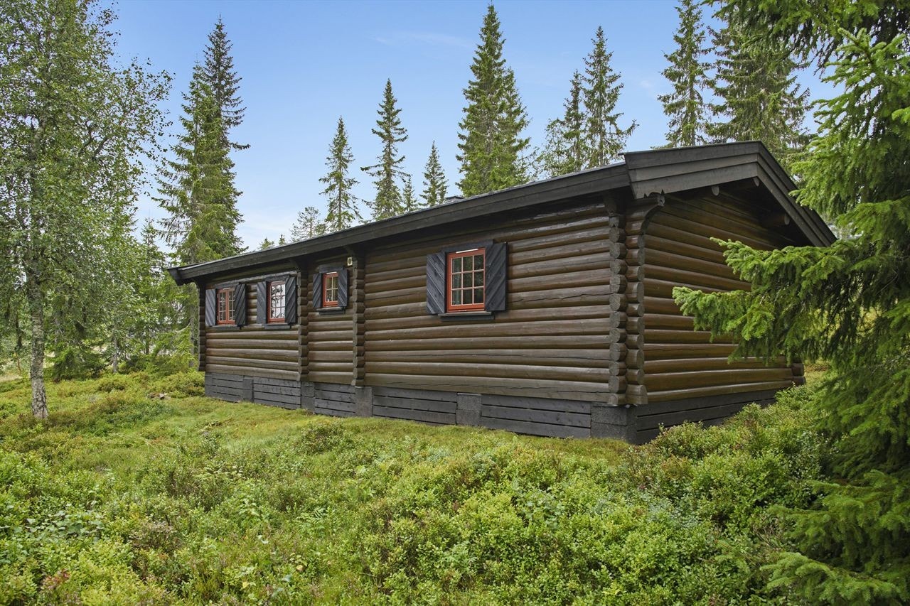 Hytta er oppført i gode kjente konstruksjoner i laftet tømmer Galleribilde