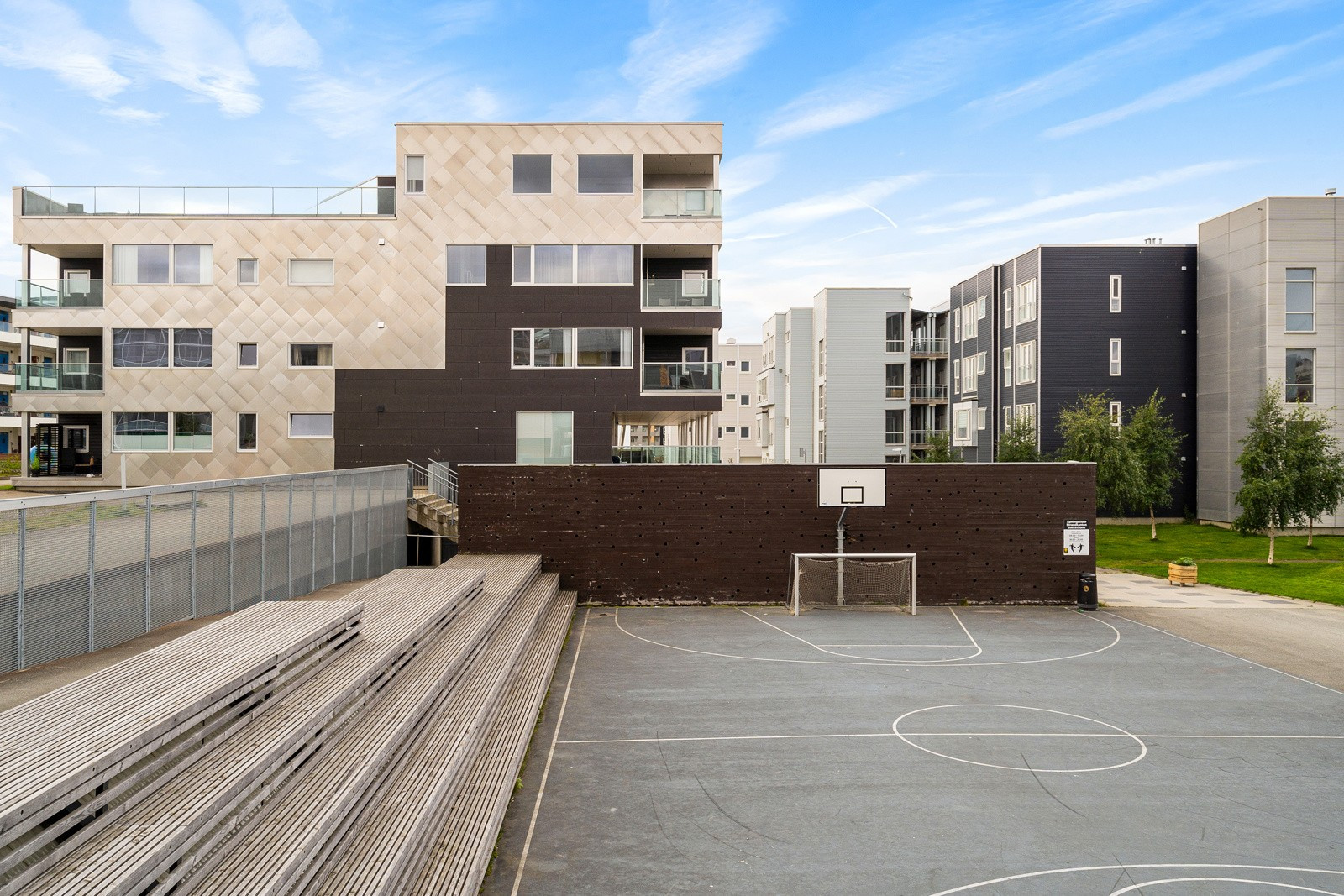 Uteområdet er opparbeidet og tilrettelagt for store og små.