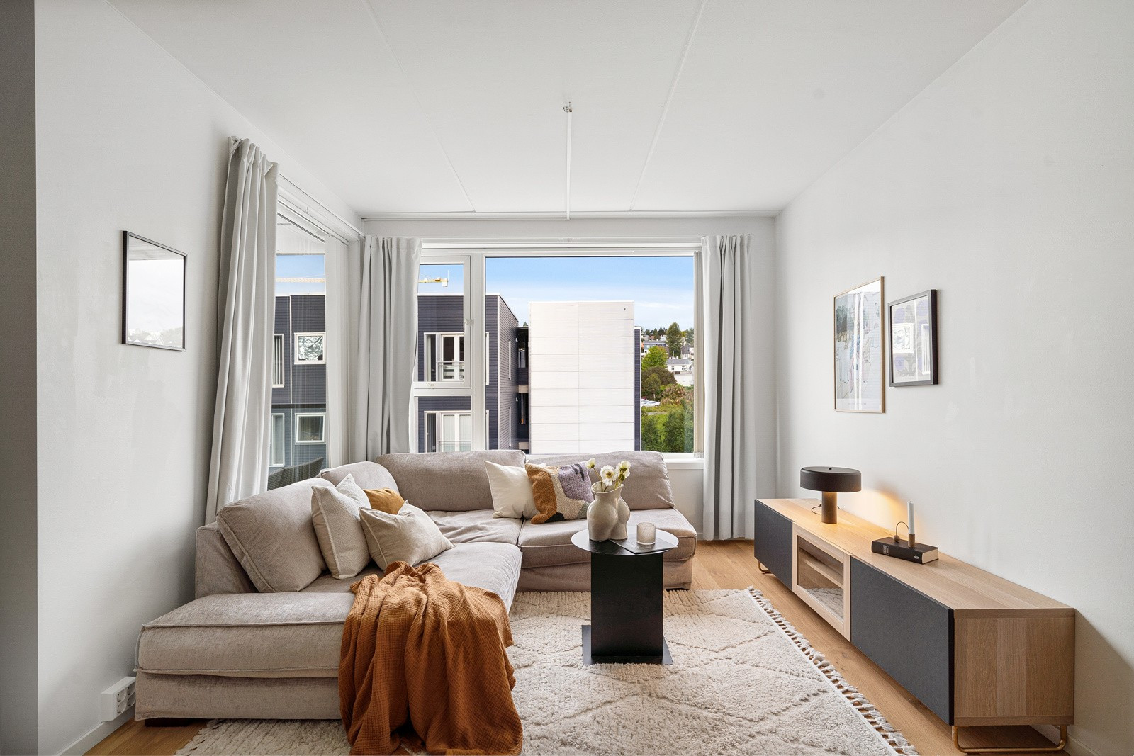 Stuen oppleves lys med generøs takhøyde. Her har du god plass til sofa med tilhørende møblement.