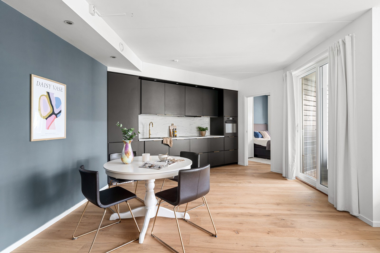Kjøkkenet er nytt fra 2019 og gir et moderne uttrykk i leiligheten.