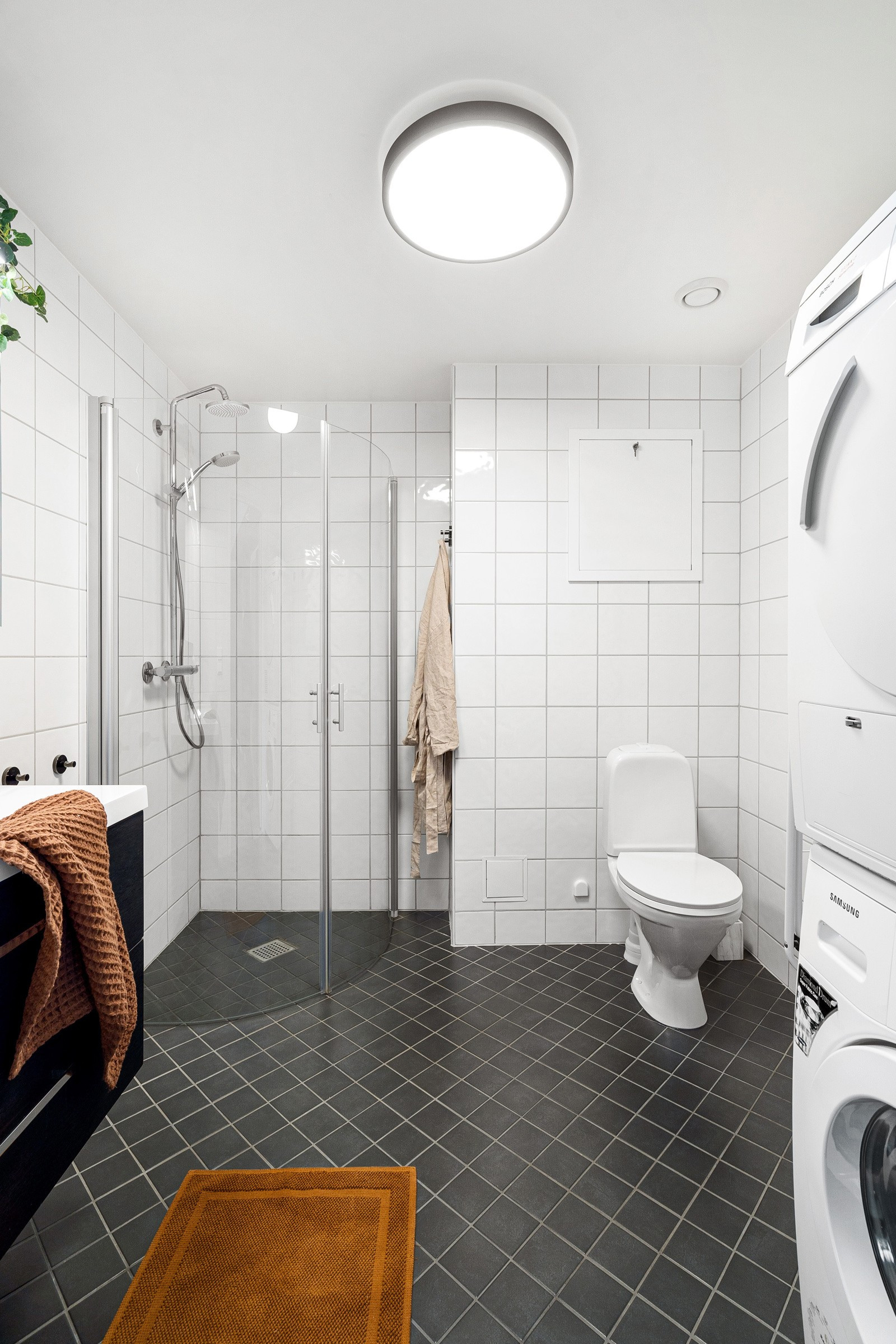 På badet har du god plass til vaskemaskin og tørketrommel!