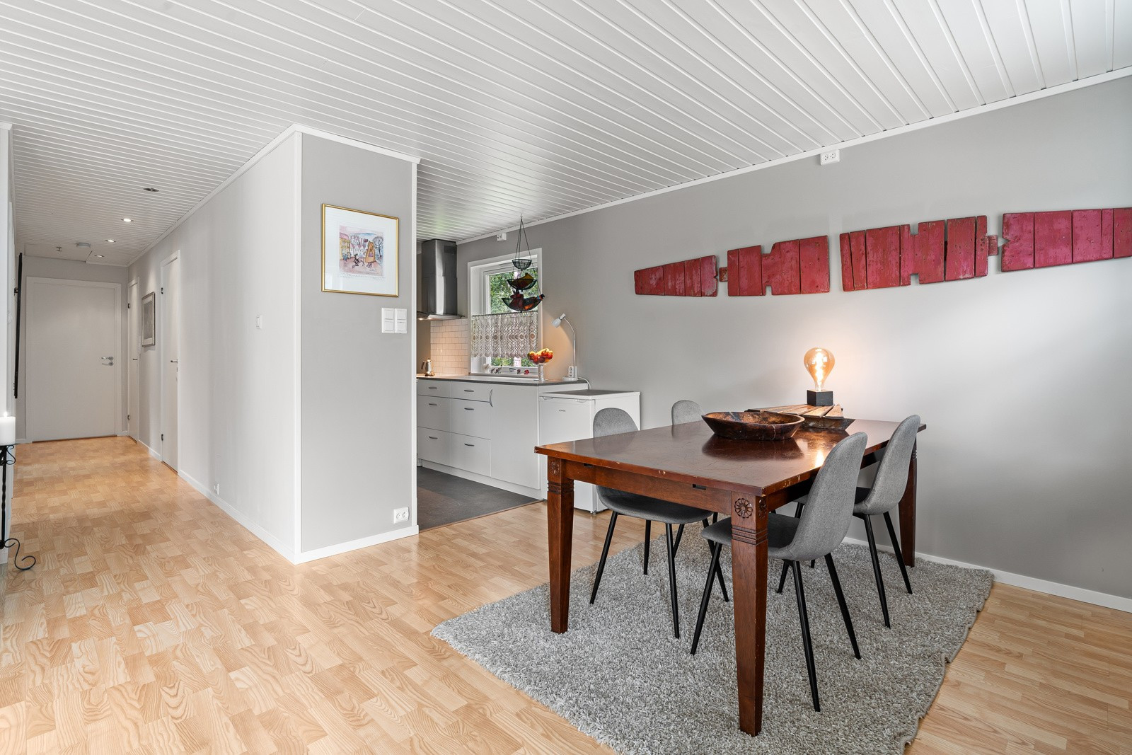 Spisebordet finner sin naturlige plass i nærhet av stue og kjøkken.