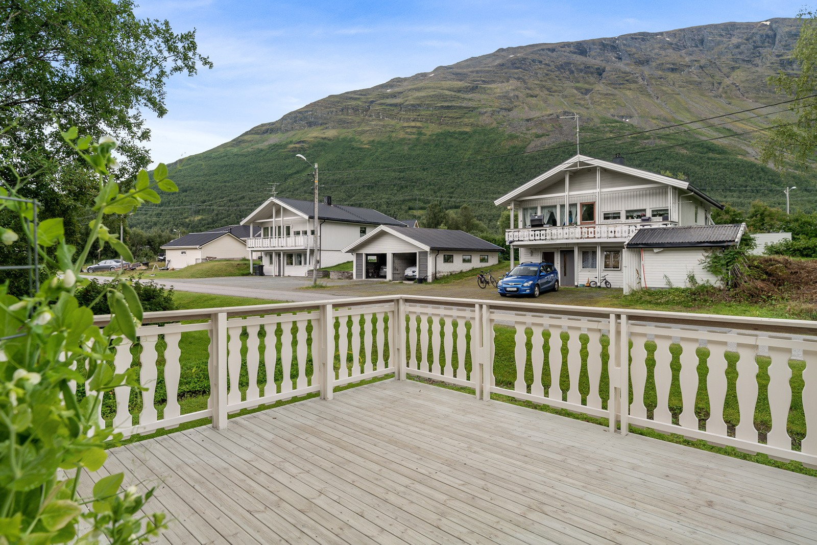 Fra stuen er det utgang til en stor veranda med plass til alt av utemøblement!