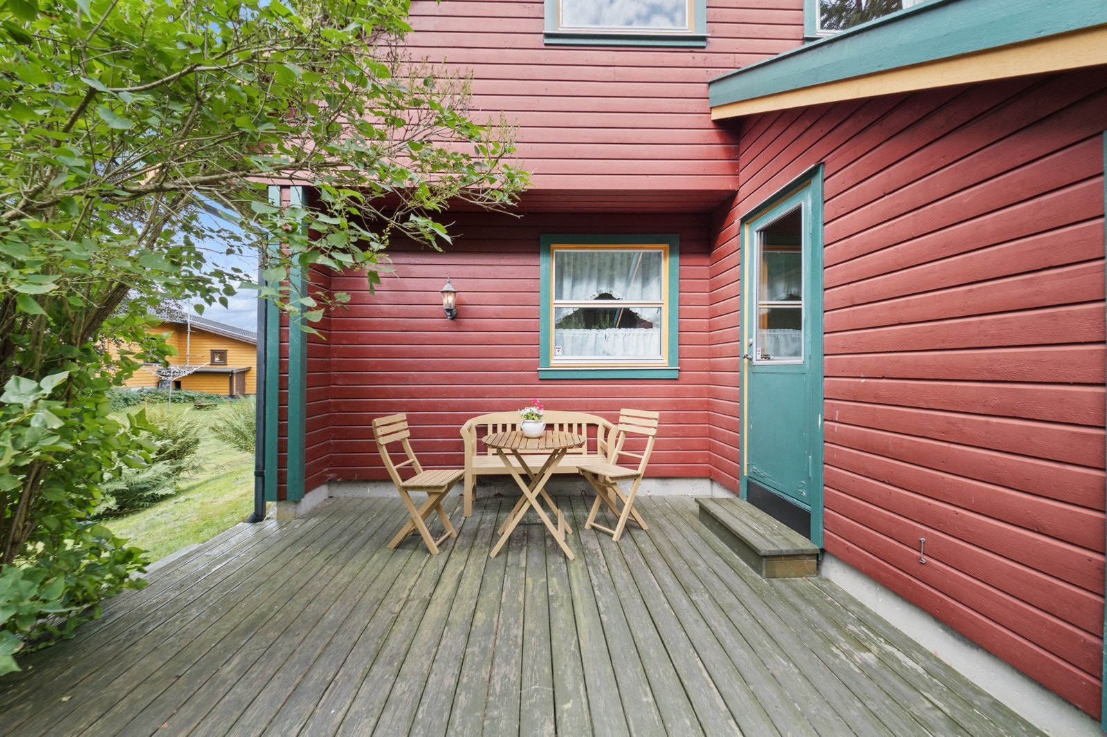 Usjenert terrasse på ca. 12 m². Galleribilde