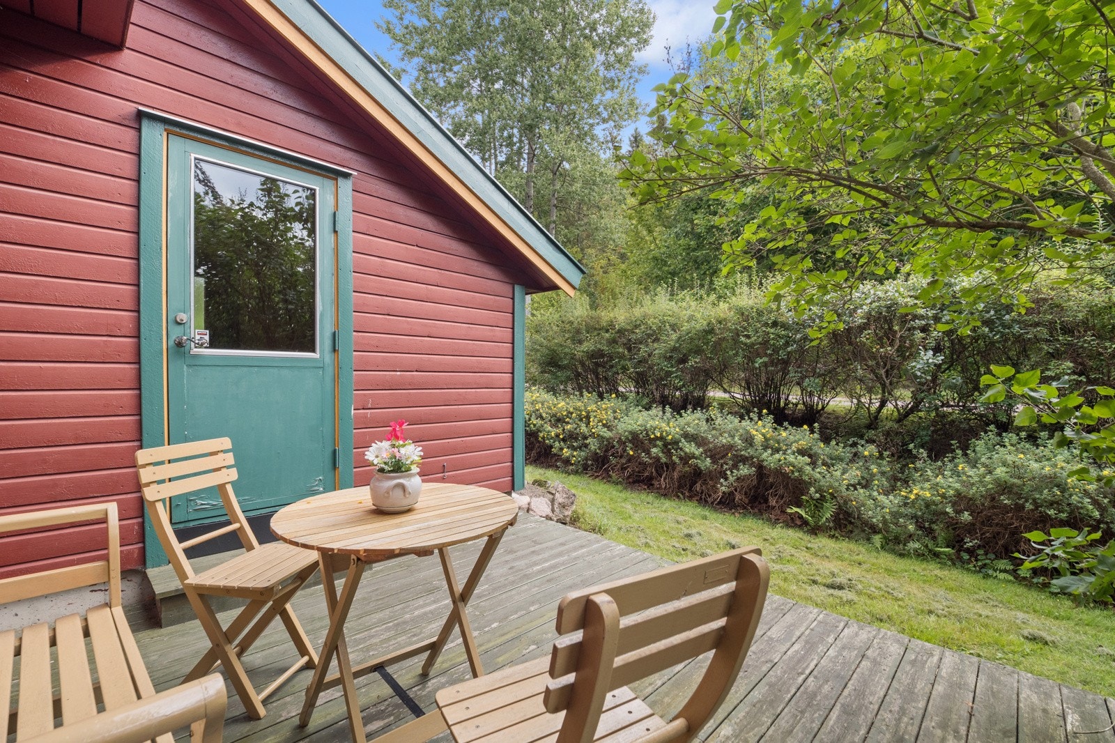 Utgang fra entre til sydøstvendt terrasse (frokostterrasse). Galleribilde
