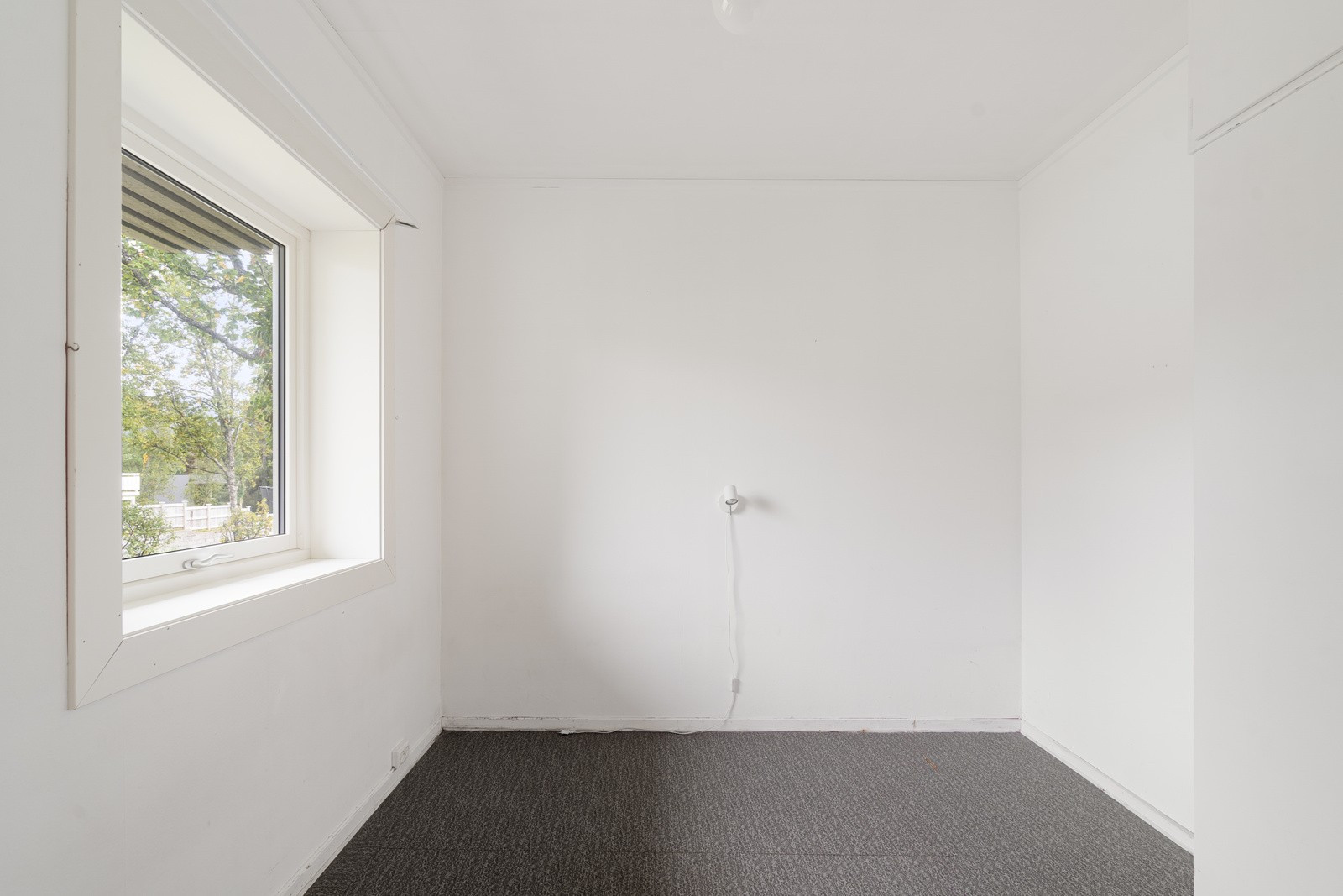 Boligens 3. soverom ligger også i 1. etasje og har god plass til seng med tilhørende nattbord.
