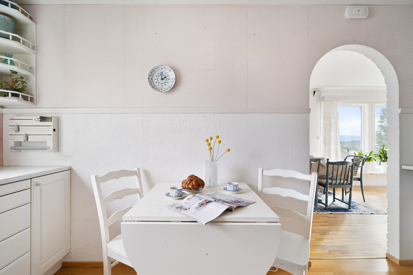 På kjøkkenet er det god plass til spisebord.