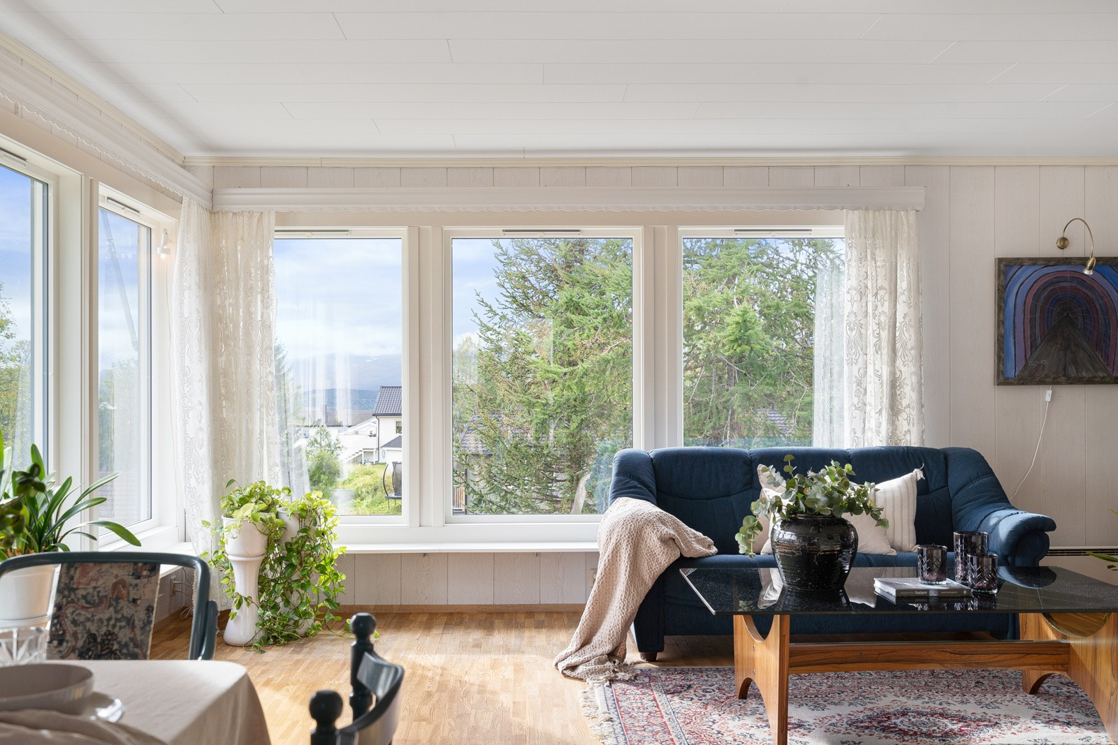 Stuens mange og store vindusflater sikrer rikelig med innslipp av naturlig lys.