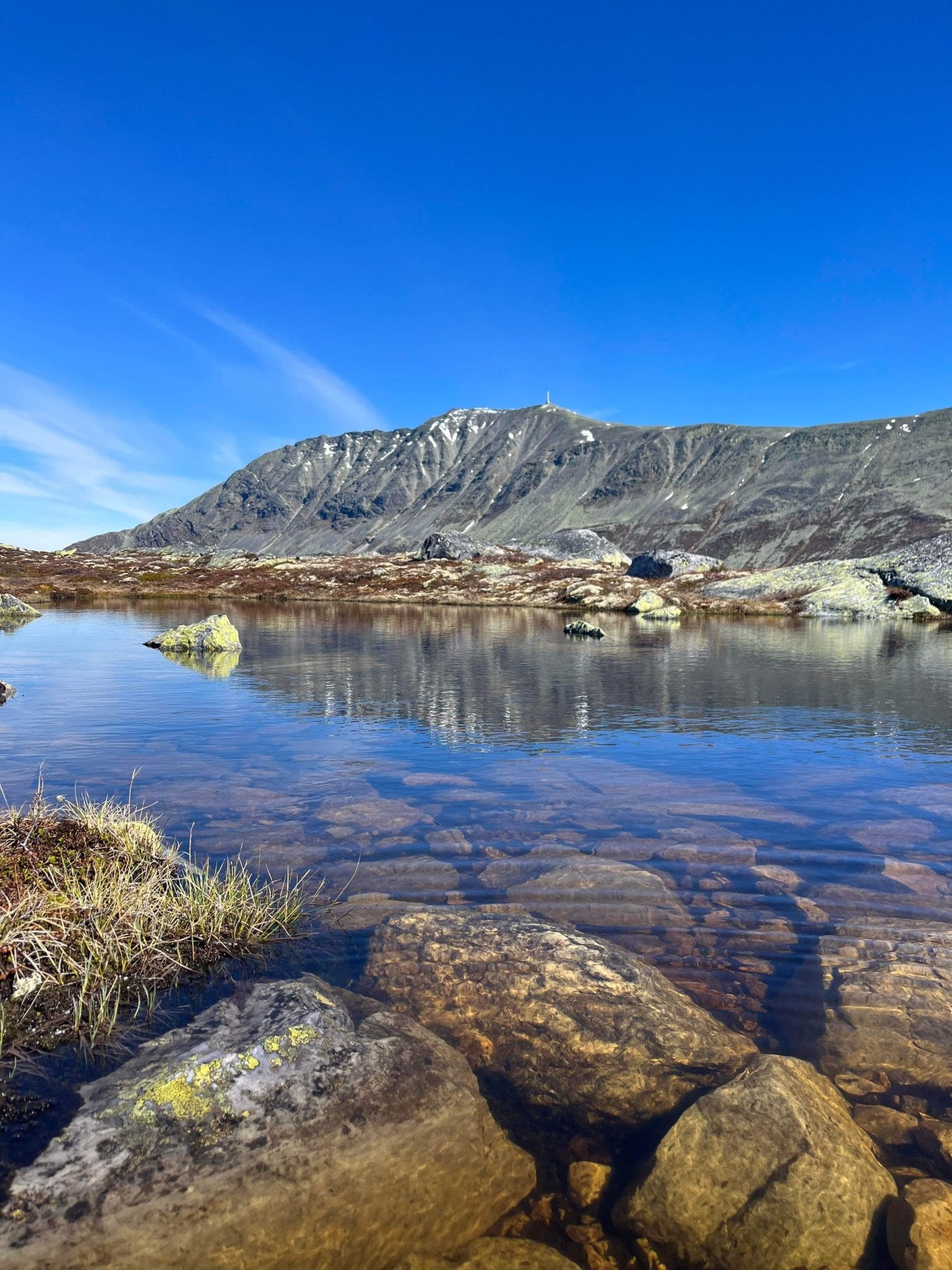 Fra en av de mange fjellvannene i området Galleribilde