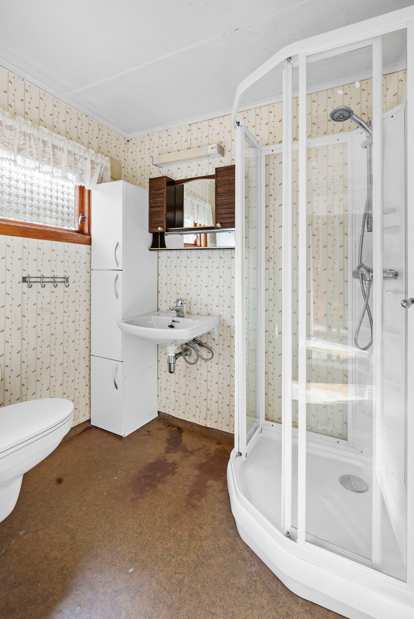 Badet ligger på hovedplan og er innreda med vegghengt klosett, dusjkabinett og servant Galleribilde