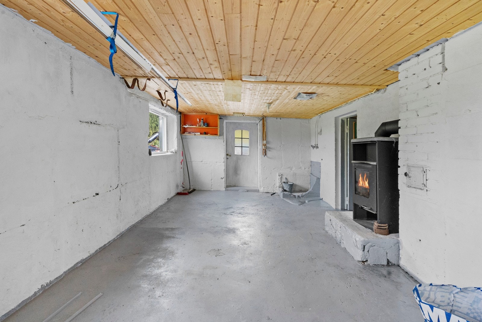 Fra kjelleren er det egen utgang til tunplassen fremfor boligen Galleribilde