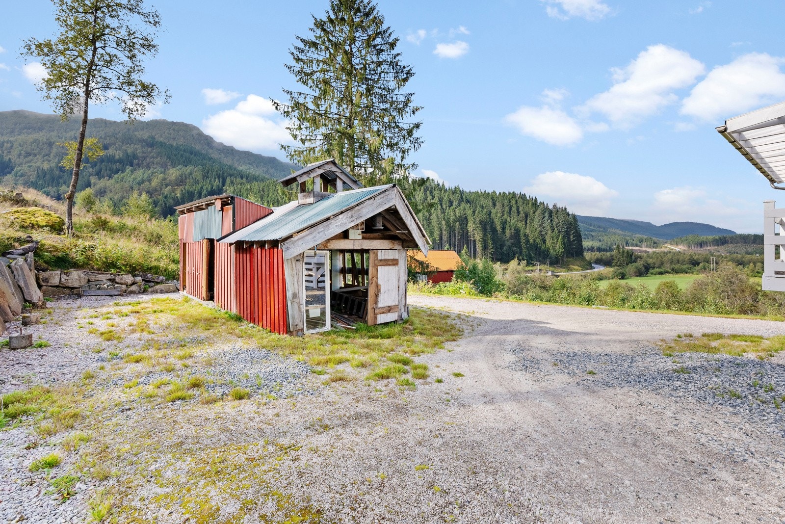 Sør på tomta er det oppført et eldre uthus med enkel standard Galleribilde