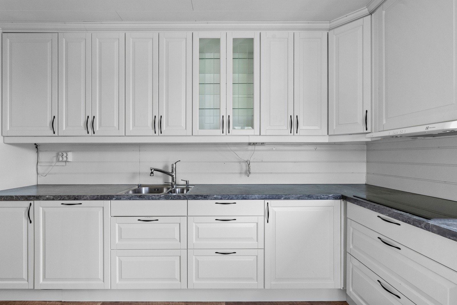 Boligen har en romslig kjøkkeninnredning med mye skap- og benkeplass Galleribilde