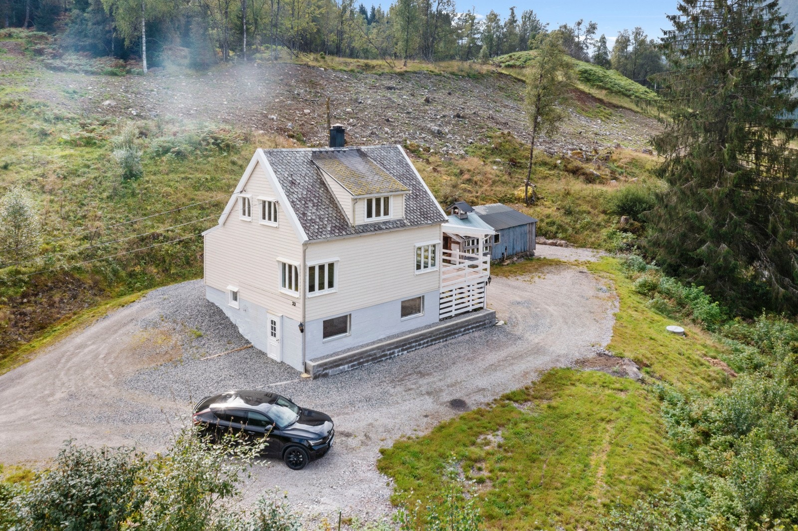 Eiendommen er utbygd med bolighus, uthus og garasjebygg Galleribilde