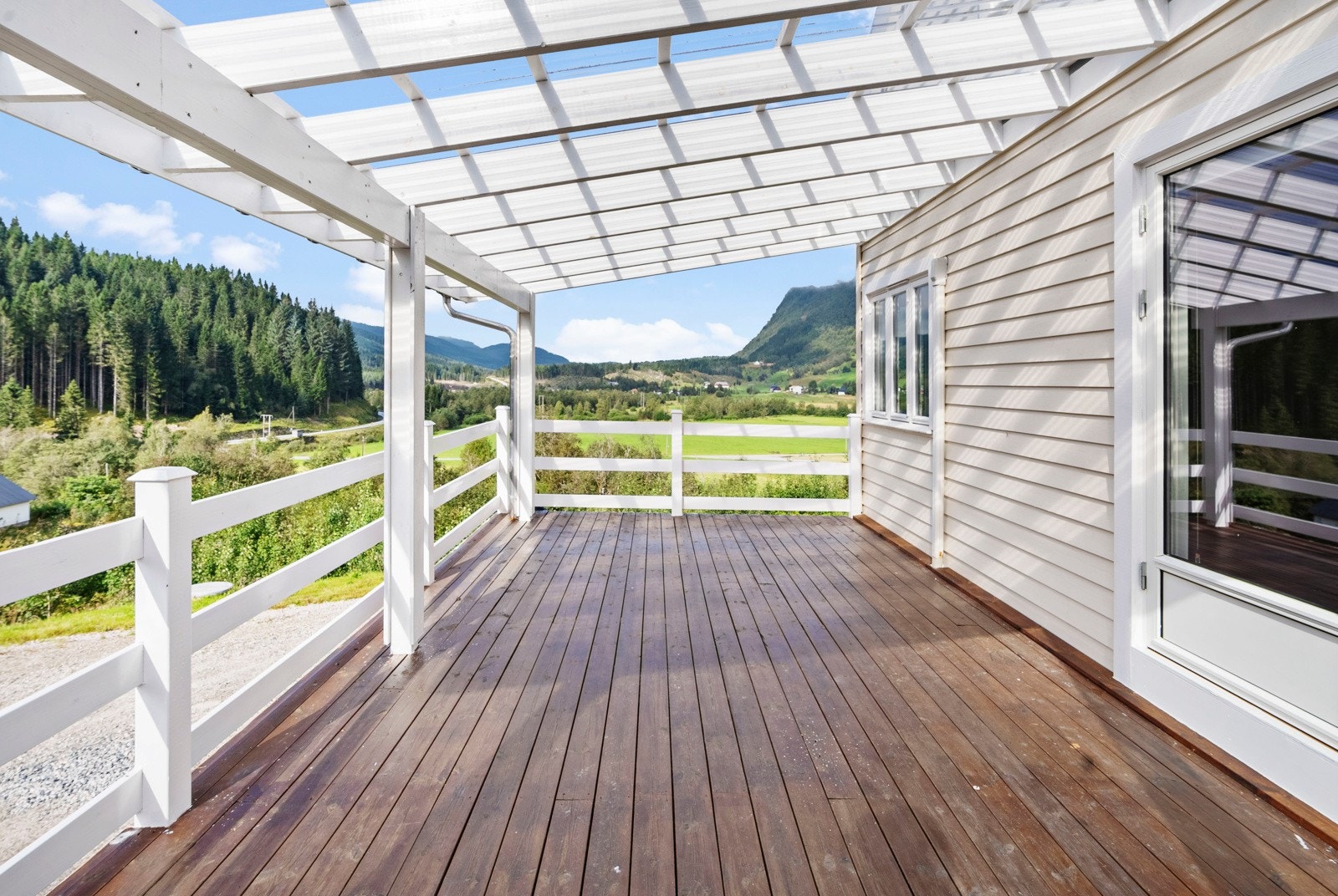 Takoverbygget veranda i tilknytning til stua Galleribilde