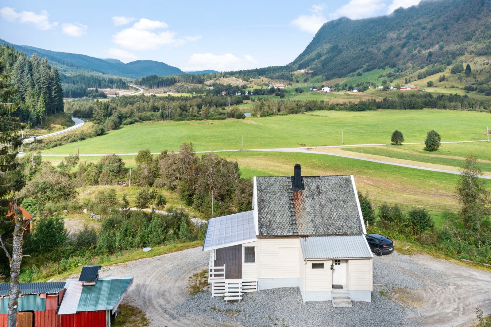 Eiendommen ligger fint til i landlige omgivelser på Senneset, ca.5km sør for Sande Galleribilde