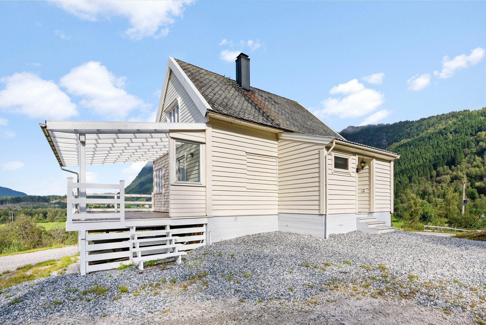 Inngangsparti og veranda på oppsiden av boligen Galleribilde