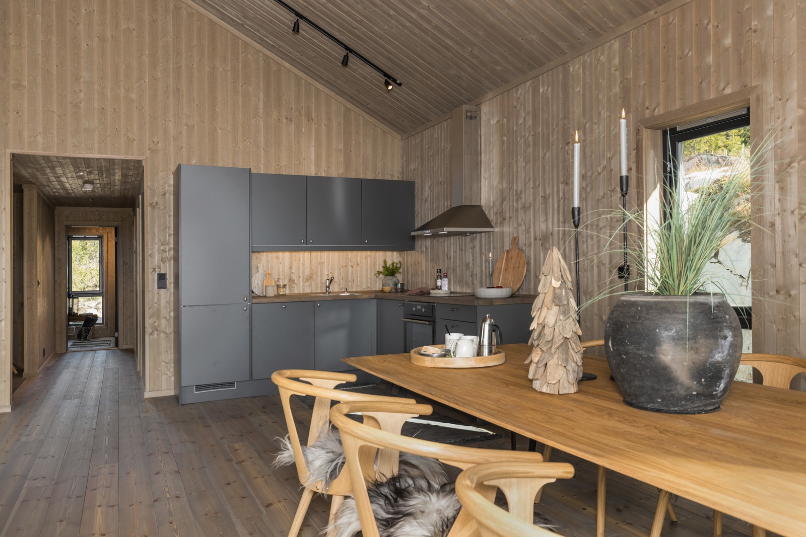 Fra hyttemodellen Skarvheim. Det er flere valgmuligheter når det gjelder innvendig fargevalg på gulv, vegger og tak. Galleribilde