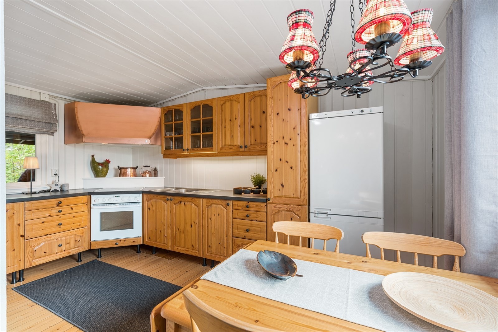 Kjøkkenet har integrert stekeovn, koketopp, samt kjøkkenventilator Galleribilde