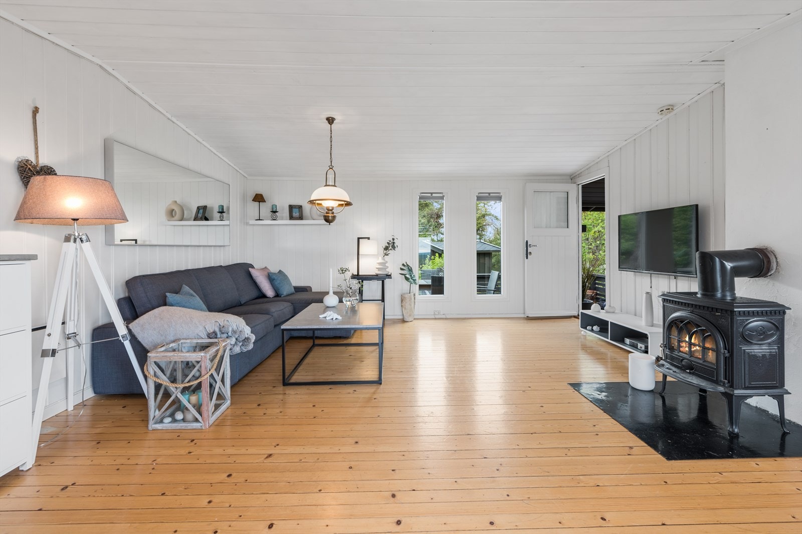 Lys og trivelig stue med plass til sofagruppe og TV-møblement Galleribilde