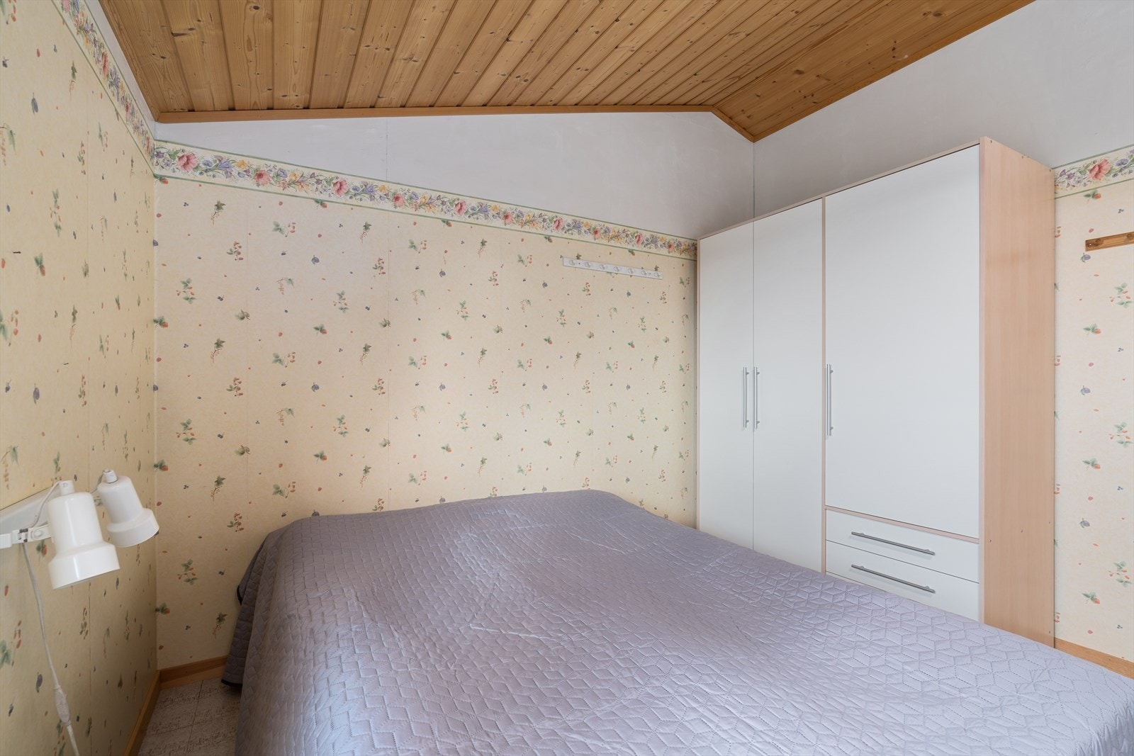 Hovedsoverom med garderobeskap Galleribilde