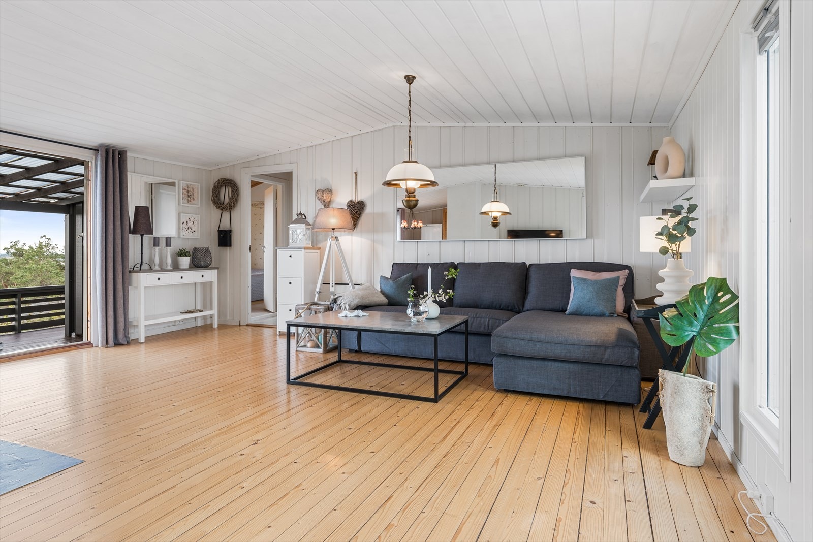 Fra stuen er det utgang til både østvendt og vestvendt terrasse Galleribilde