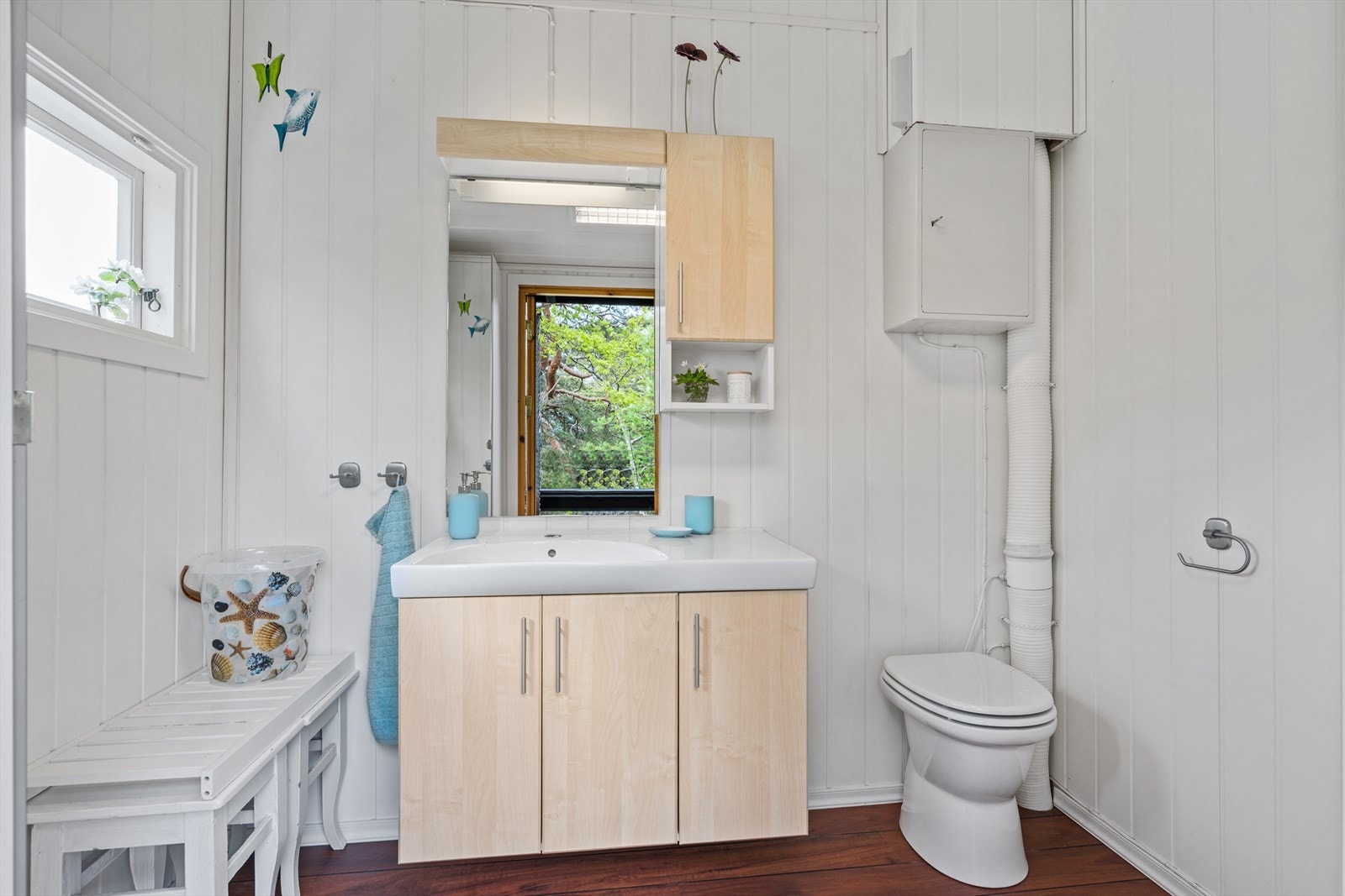 Bad med utvendig adkomst, innredet med servantinnredning og miljøtoalett Galleribilde