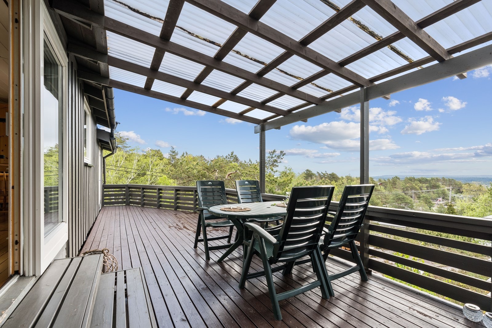 Deler av den østvendte terrassen er overbygd Galleribilde