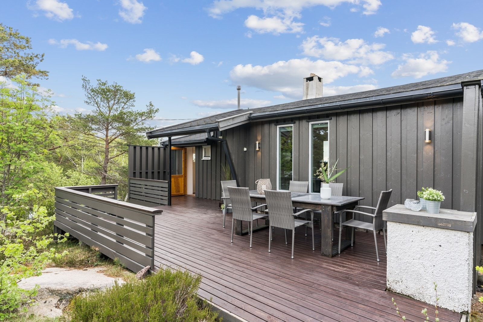 Det er god plass til sittegrupper, solsenger og grill Galleribilde