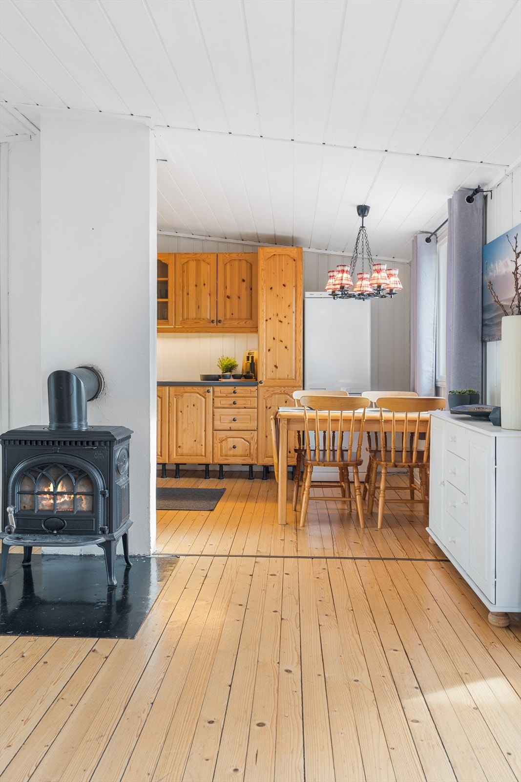 Ildstedet i stuen gir kos og varme på kalde dager Galleribilde