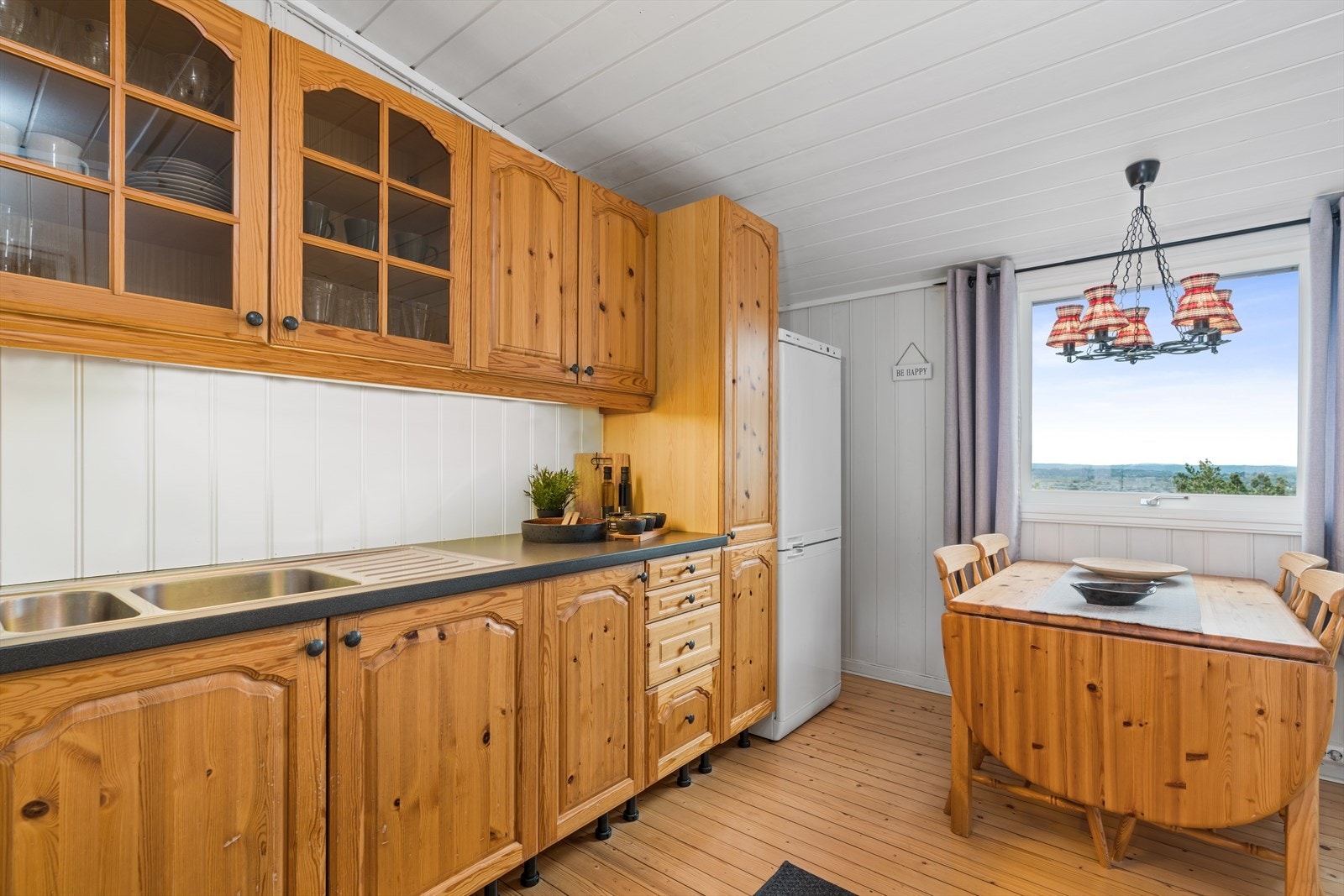 Kjøkkenet har god plass til spisebord Galleribilde