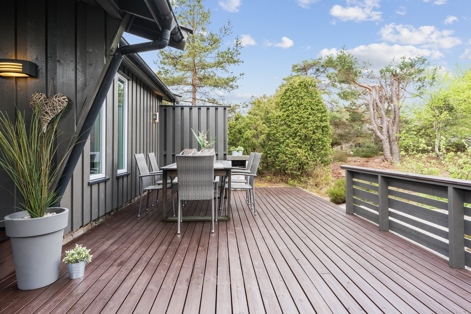 Det er terrasser rundt det meste av hytta Galleribilde