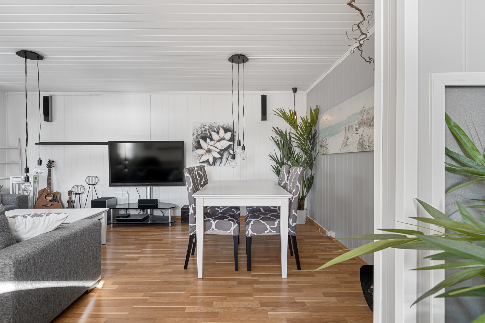 Her er det flere naturlige sosiale soner for både sofagruppen og spisebordet.