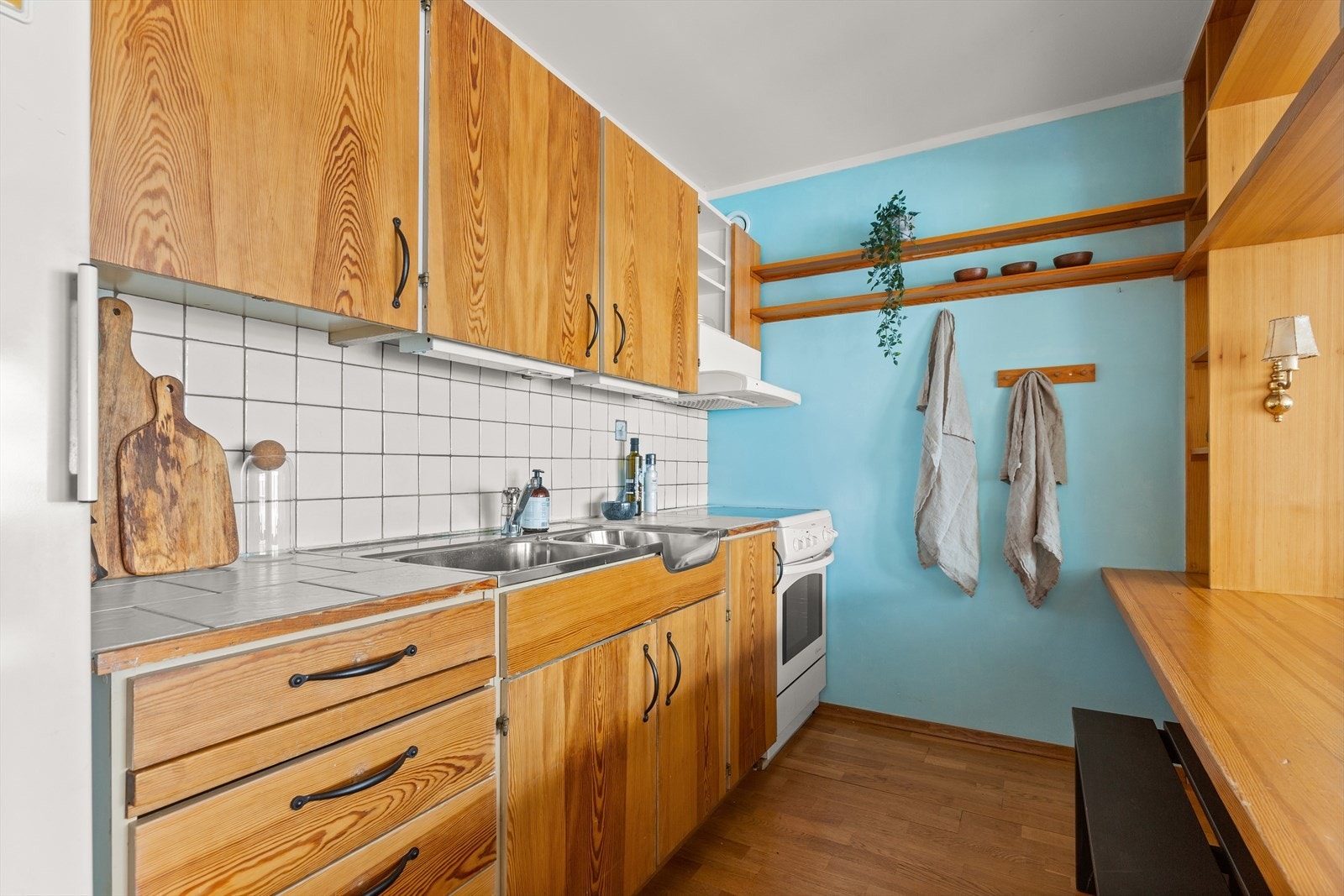 Kjøkkeninnredningen har mye skap- og benkeplass. Galleribilde