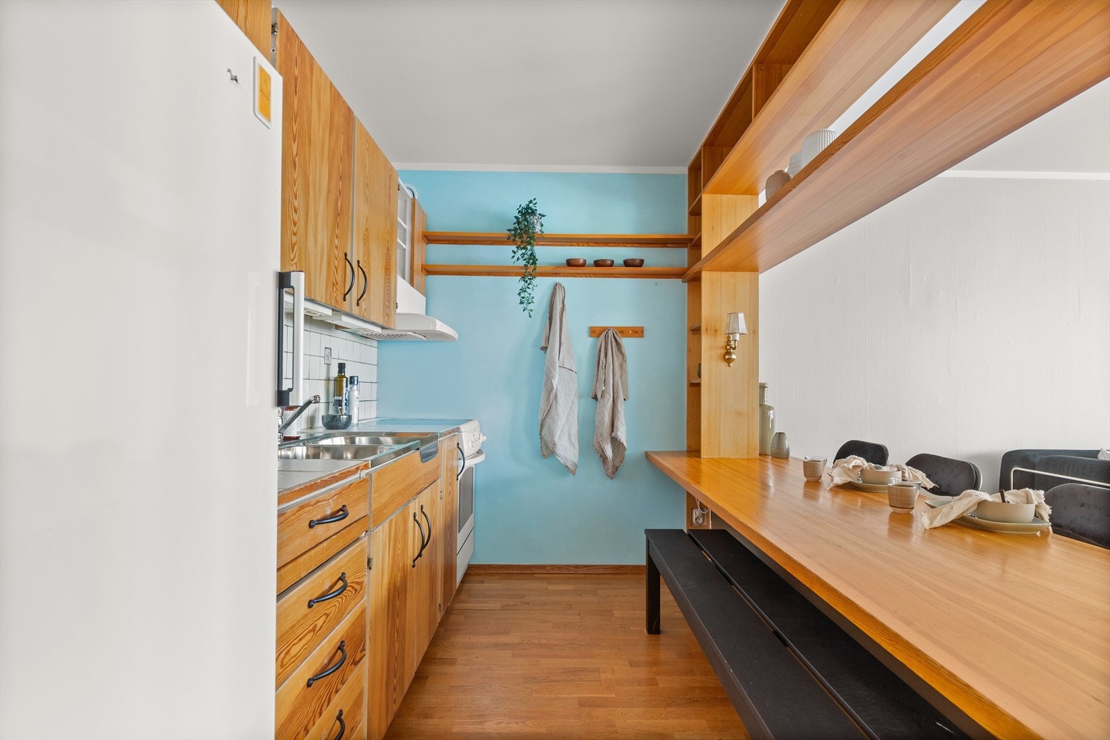 Eldre kjøkkeninnredning. Det bør påregnes noe modernisering i leiligheten. Galleribilde