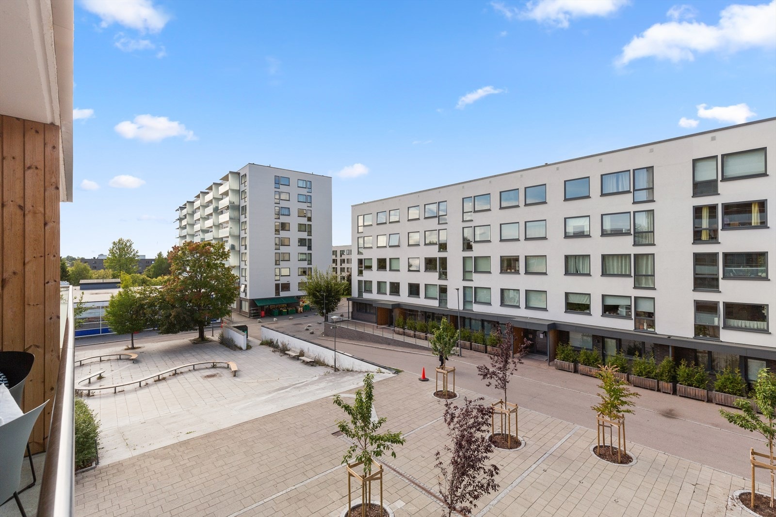 Sentralt beliggende med veldig kort vei til t-bane, dagligvare, buss og marka m.m. Galleribilde