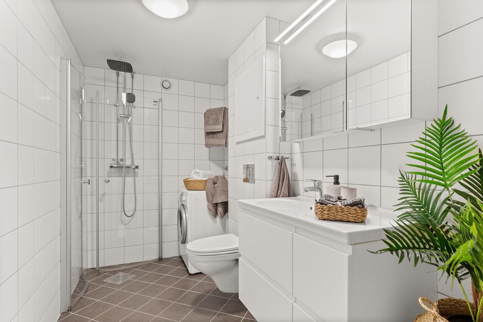 Fint baderom av god størrelse som ble pusset opp i regi av borettslaget i 2018. Her ble det også gjort påkostede valg utover normalen. Galleribilde