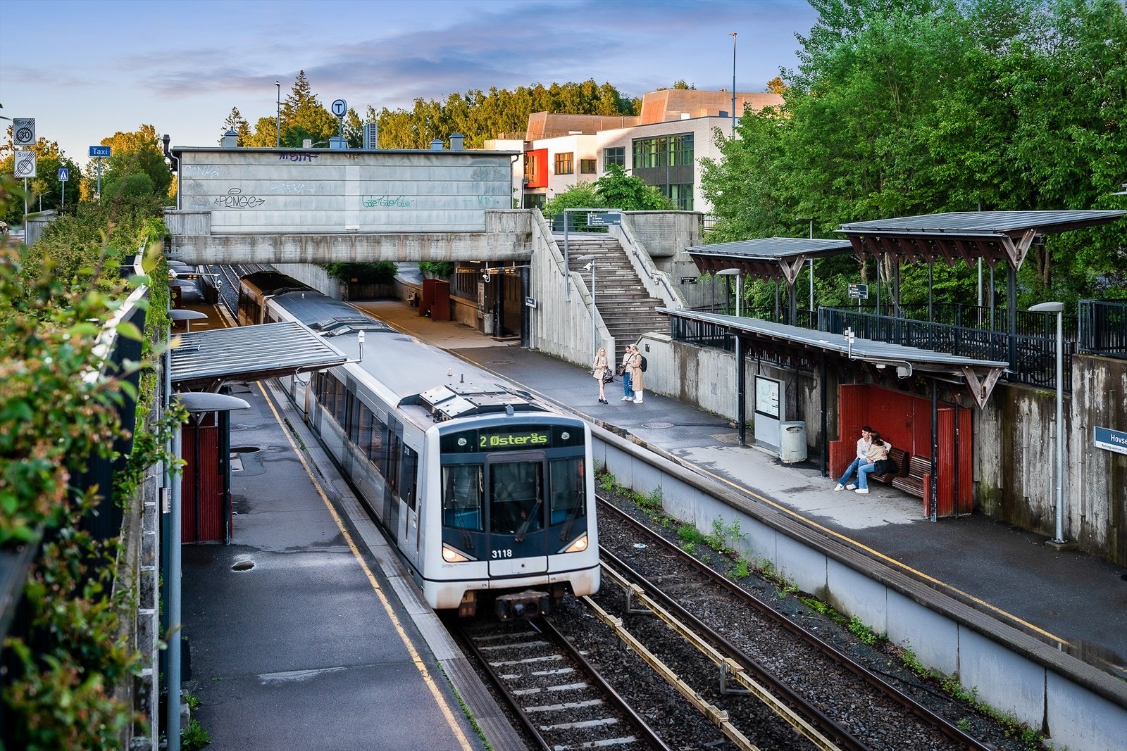 Nærmeste T-banestasjon er Hovseter som ligger ca 5 minutters gange fra boligen. Herfra går linje 2 Østerås/Ellingsrudåsen, som bruker om lag 10 minutter inn til sentrum. Galleribilde