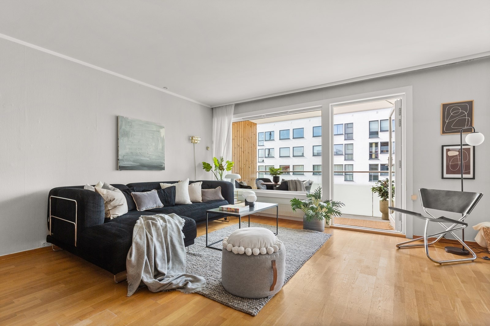 Stor stue med godt lysinnslipp fra stor vindusflate og utgang til balkong. Galleribilde