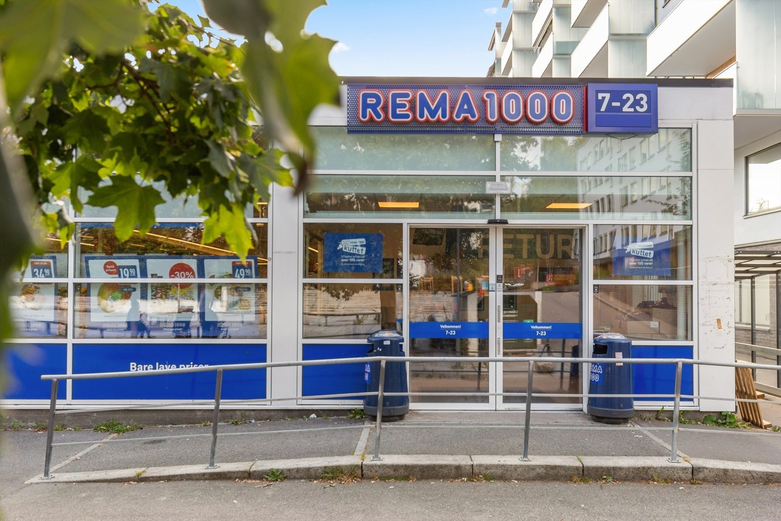 Like utenfor inngangspartiet til leiligheten ligger Rema 1000 og "Frukt og grønt" som er søndagsåpent. Galleribilde