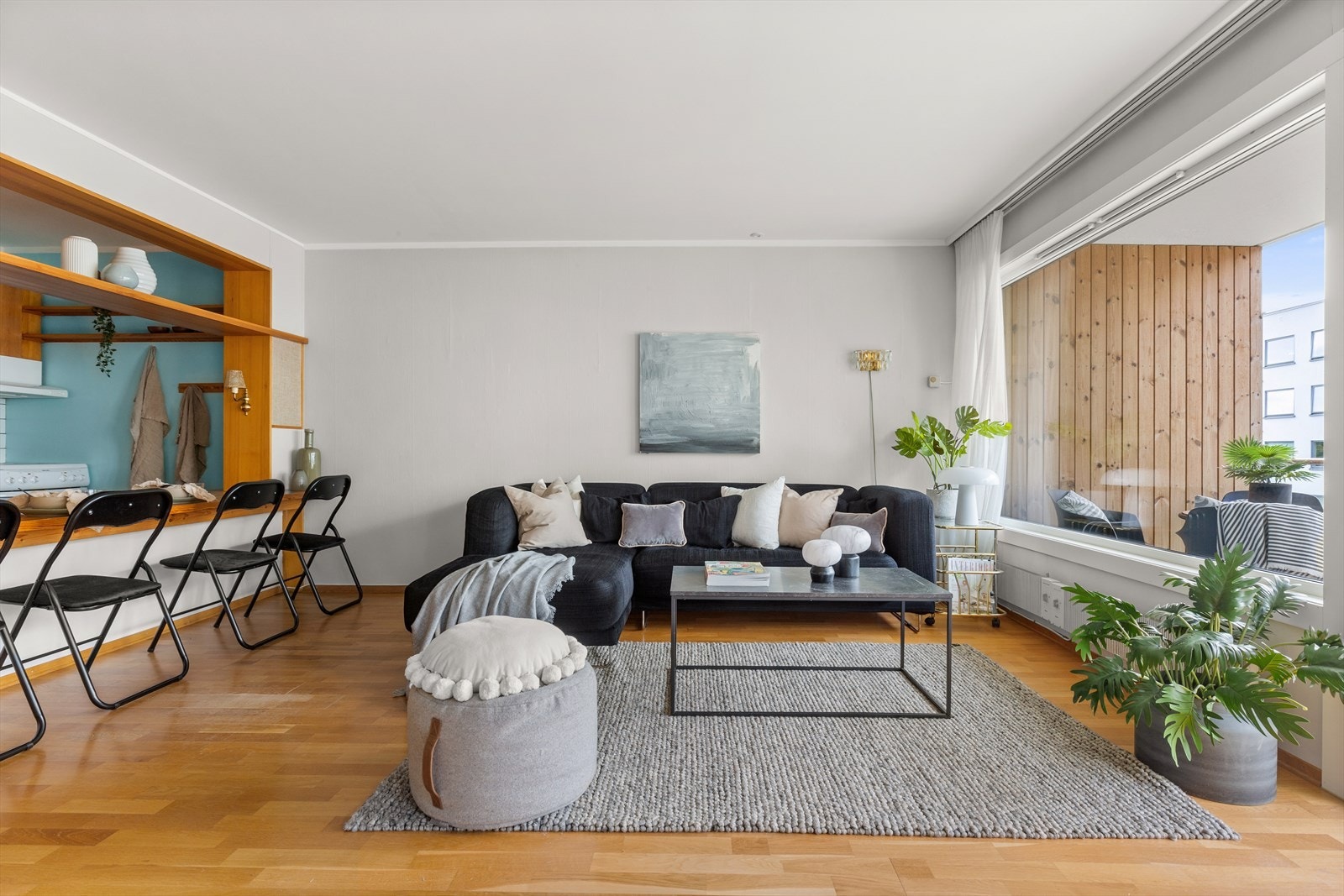 Har kan du enkelt møblere etter eget ønske med god plass til sofa, spisebord, stuebord og TV med tilhørende møblement. Galleribilde