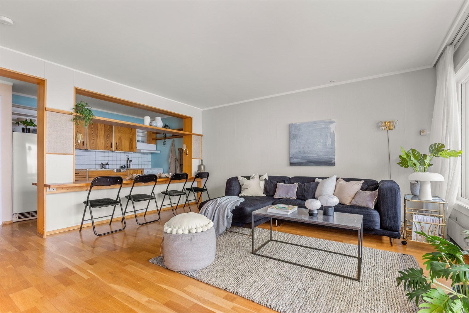 Kjøkken med åpen løsning mot stue. Galleribilde