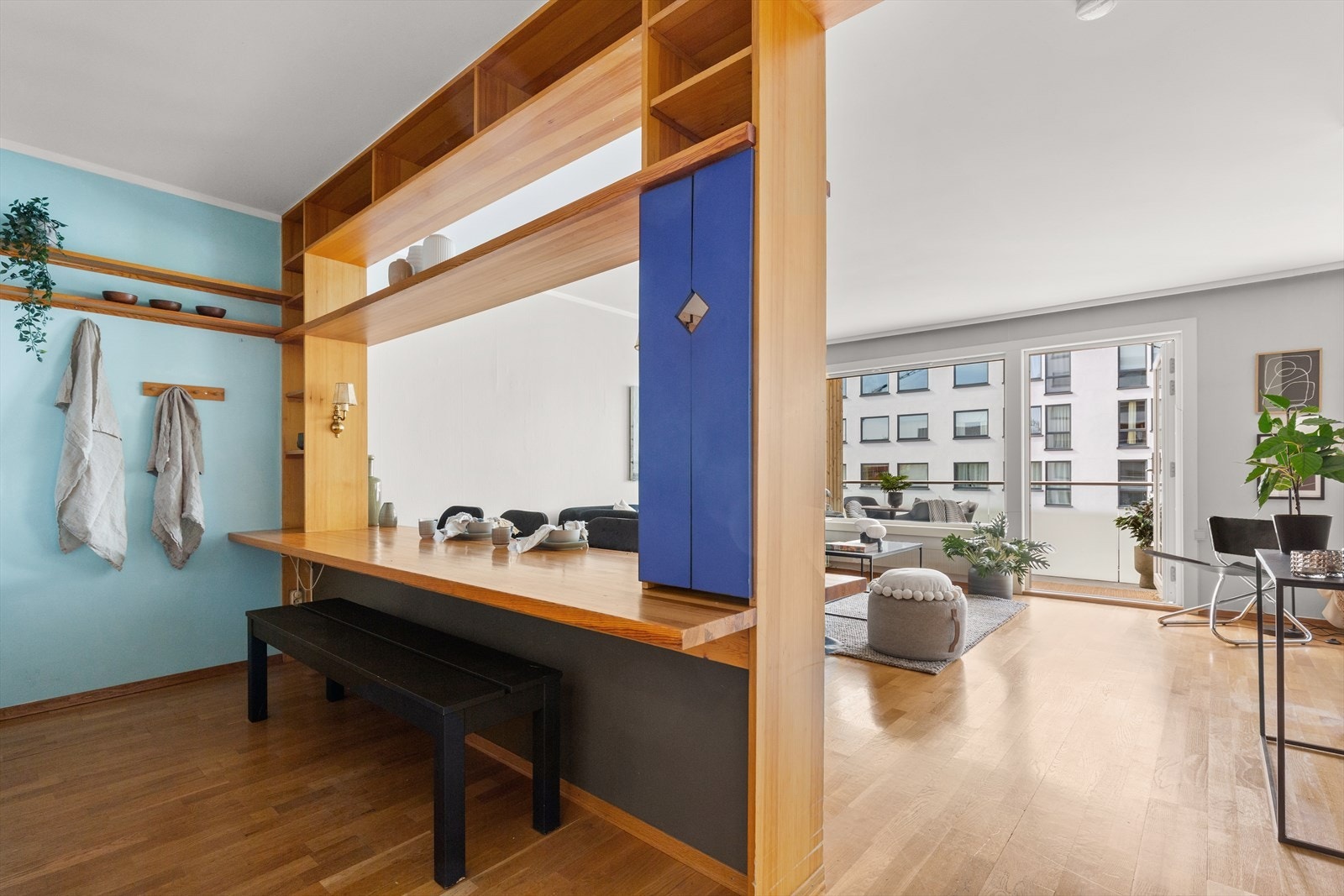 Kjøkkenøy skaper naturlig skille mellom stue og kjøkken. Fungerer også som praktisk spisebord. Galleribilde