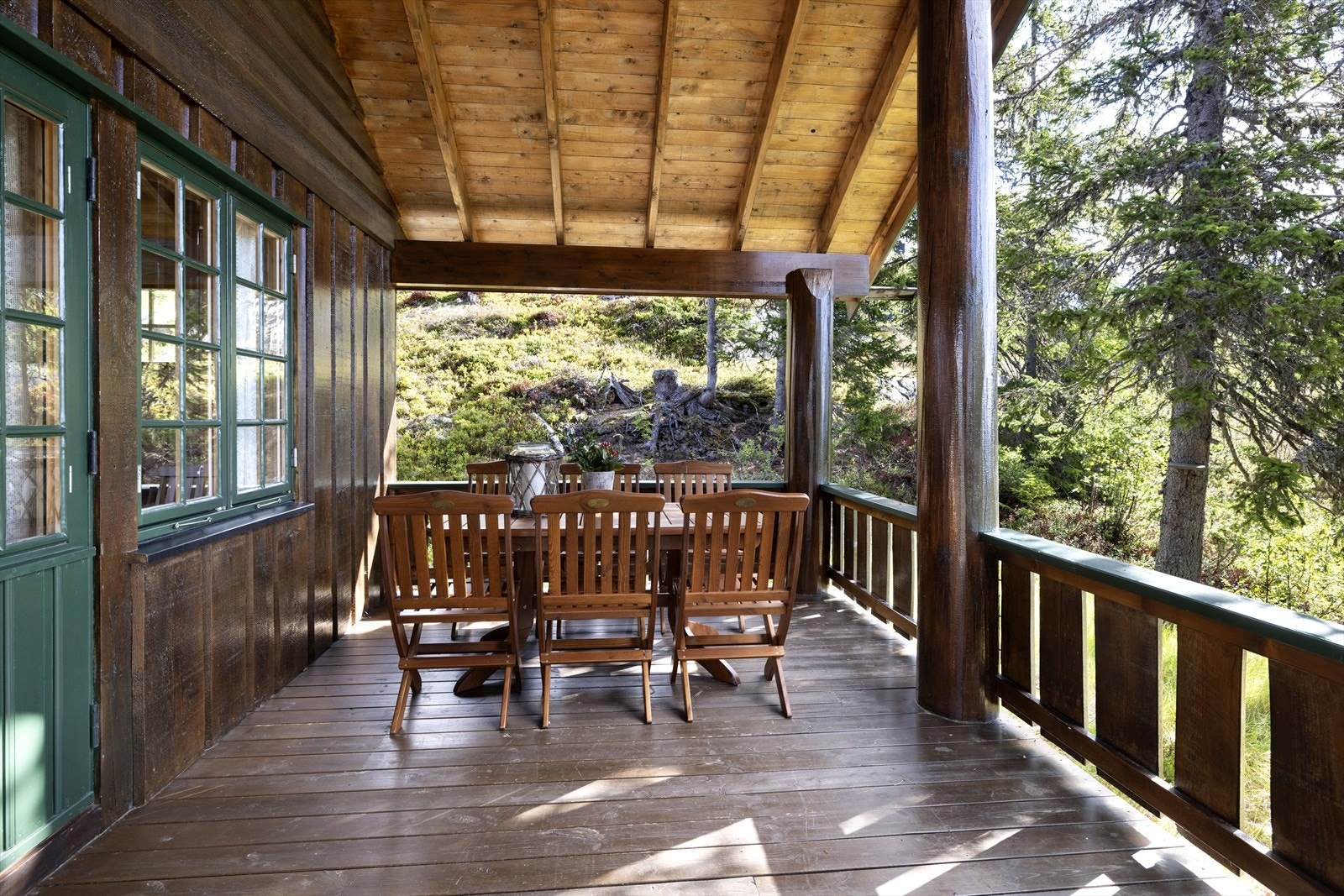 Romslig og lun overbygget terrasse med gode solforhold Galleribilde