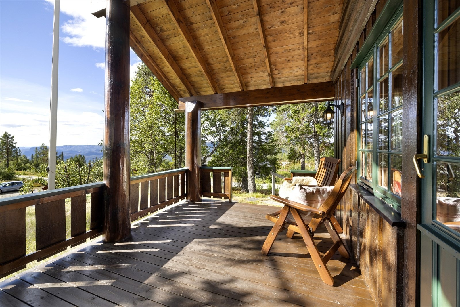 Romslig og lun overbygget terrasse med gode solforhold Galleribilde