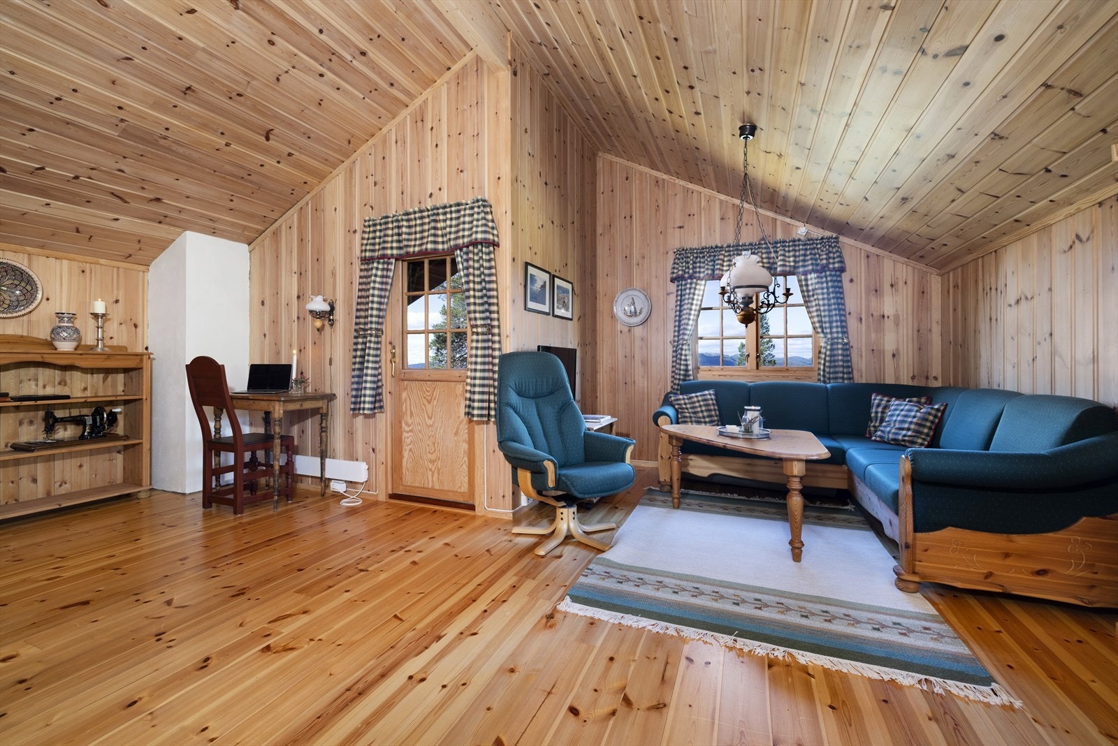 Oppstugu med utgang til koselig veranda og god plass for sofa og TV-del Galleribilde