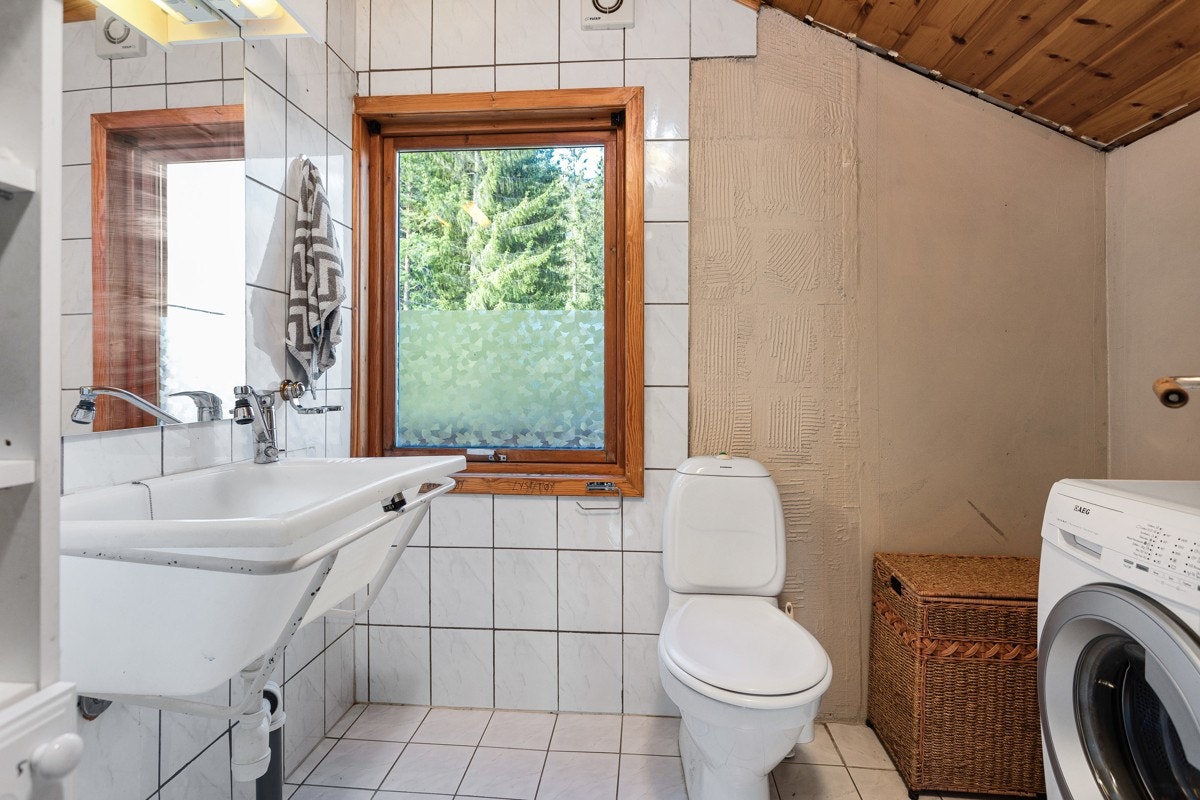 Vaskerom i 2. etasje med gulvmontert wc, utslagsvask og opplegg for vaskemaskin. Galleribilde