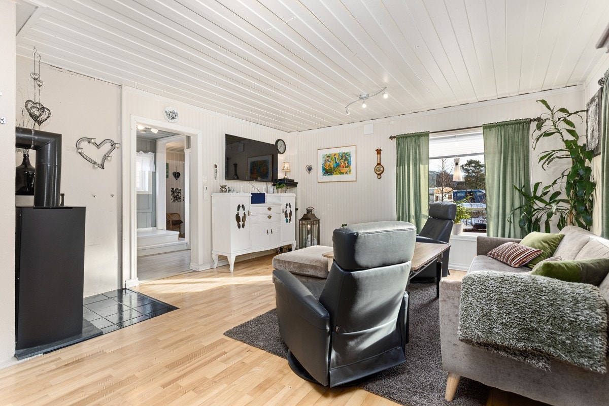 Lys, romslig stue med vedovn montert. Galleribilde